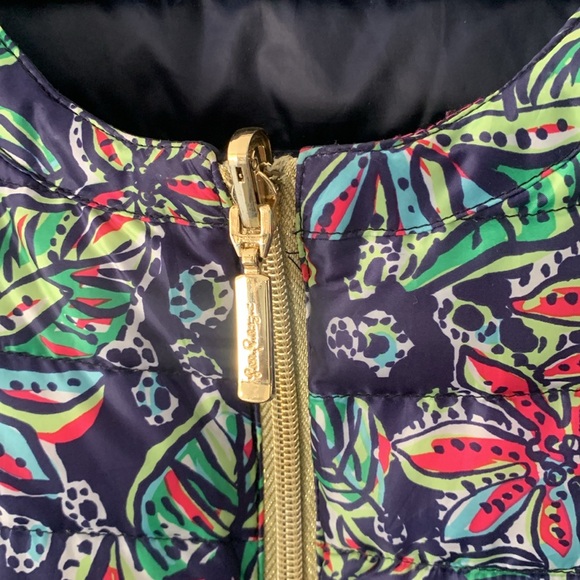 💙 LILLY PULITZER 2-in-1 NAVY PINK REVERSIBLE PUFFER JACKET down father XL Floral - Picture 3 of 16